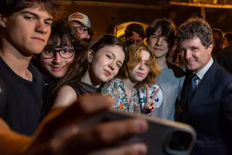 nicusor-dan-selfi-uri-cu-tineri-la-cluj--foto-nicusor-dan-facebook-7
