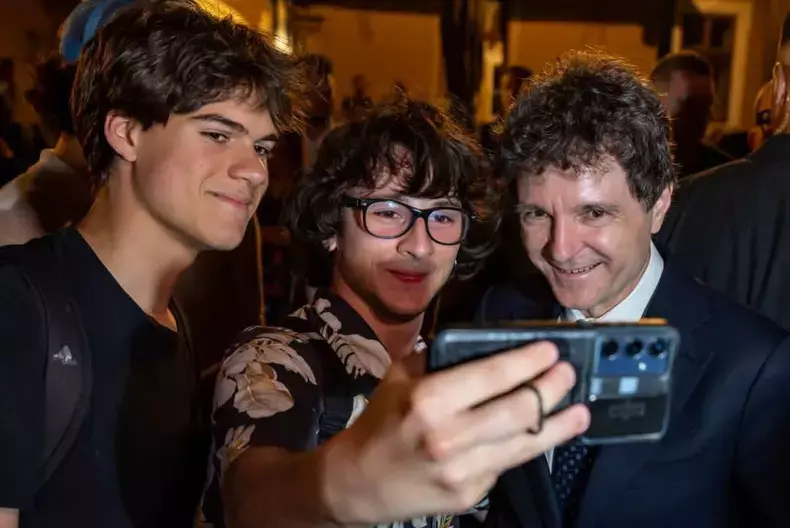 nicusor-dan-selfi-uri-cu-tineri-la-cluj--foto-nicusor-dan-facebook-8
