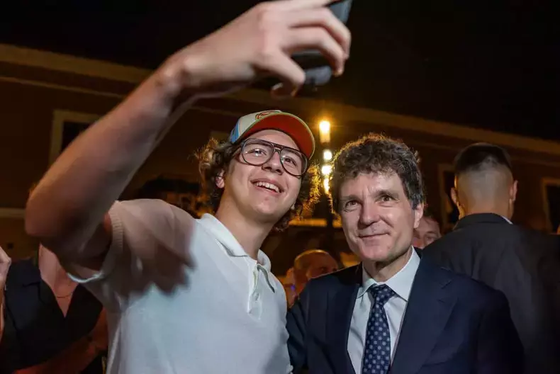 nicusor-dan-selfi-uri-cu-tineri-la-cluj--foto-nicusor-dan-facebook-9