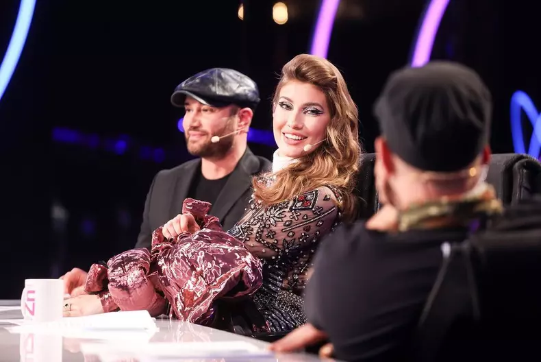 Iulia-Albu-surprinsa-sa-l-vada-pe-iubitul-ei-pe-scena-iUmor-2022-4