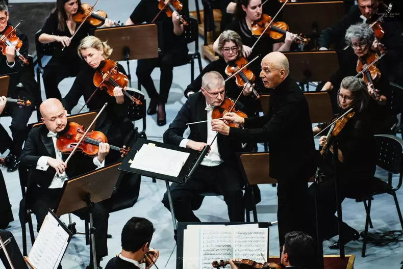 dirijorul-paavo-jarvi-si-orchestra-tonhalle-zurich-pe-scena-festivalului-enescu-2023-1024x684-1.jpg