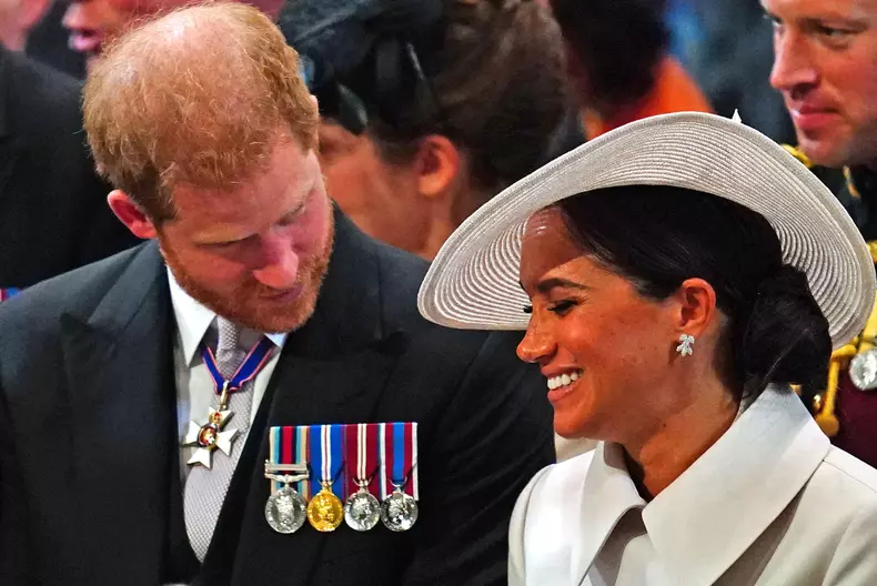 Meghan Markle şi Prinţul Harry se întorc în Marea Britanie