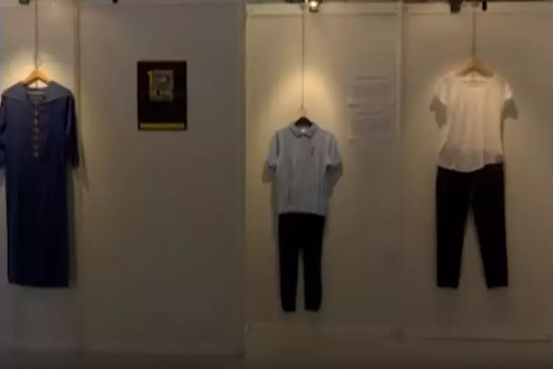 Hainele supraviețuitoarelor violenței sexuale, prezentate într-o expoziție (1)