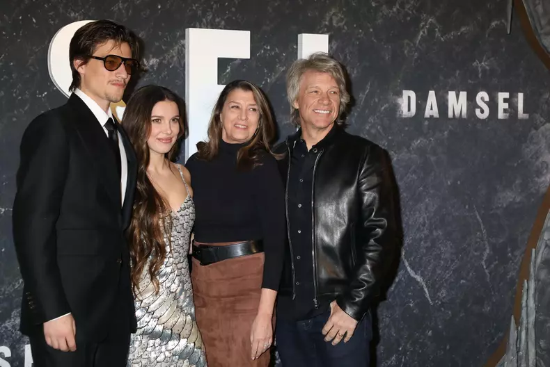 Bon Jovi și Dorothea, cu fiul lor Jakesi sotia lui Millie Bobby