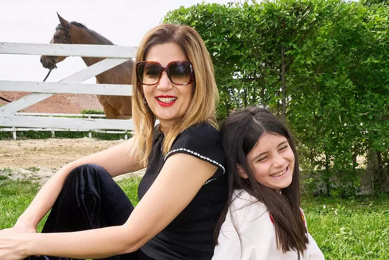 Amalia Enache și fiica ei, Alma