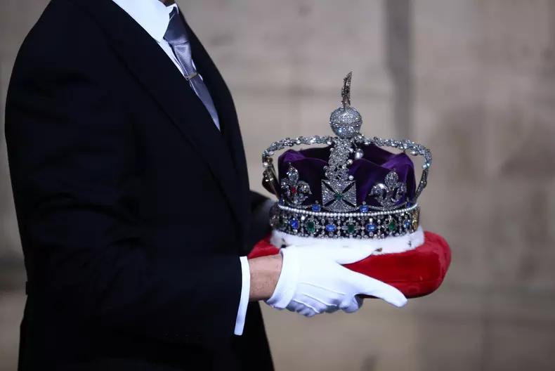 Anul acesta, Regina Marii Britanii nu a mai purtat coroana... din cauza greutății pietrelor prețioase!