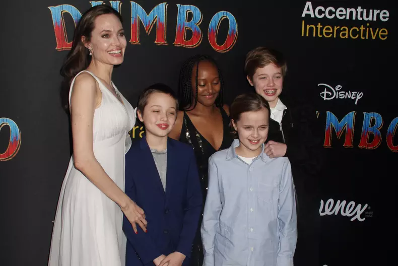 Angelina Jolie împreună cu copiii ei şi ai lui Brad Pitt