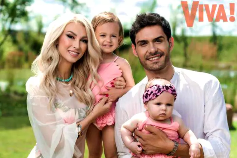 Andreea-Bălan-George-Burcea-și-fiicele-lor-Ella-și-Clara-3-500x500