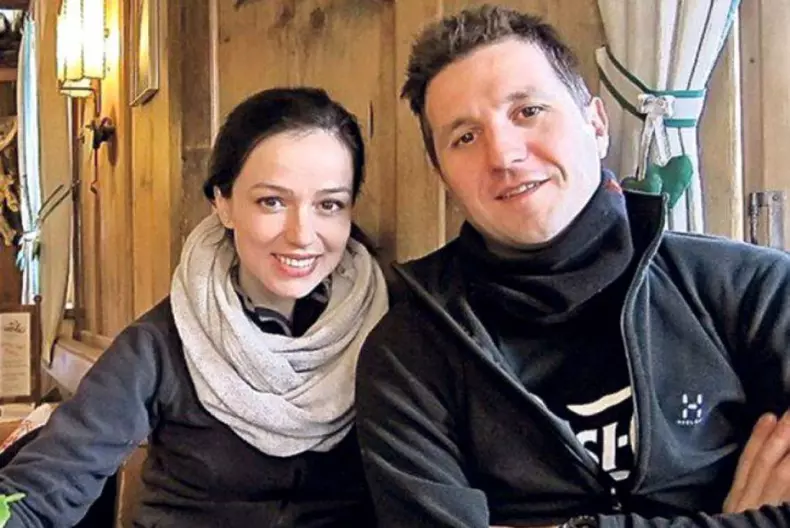 Olivia-Steer-nu-renunţă-la-averea-familiei-sale.-Pentru-câţi-bani-se-judecă-de-fapt-soţia-lui-Andi-Moisescu-1-1024x685