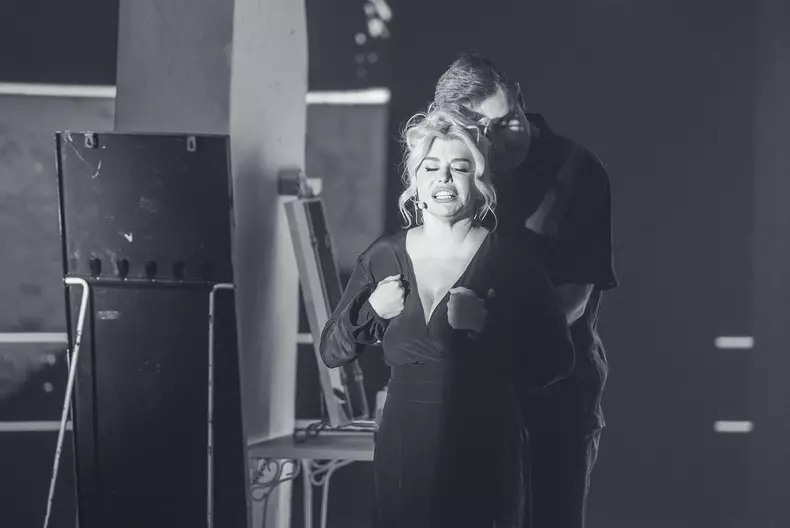 loredana-si-cornel-ilie-s-au-sarutat-pe-scena-10