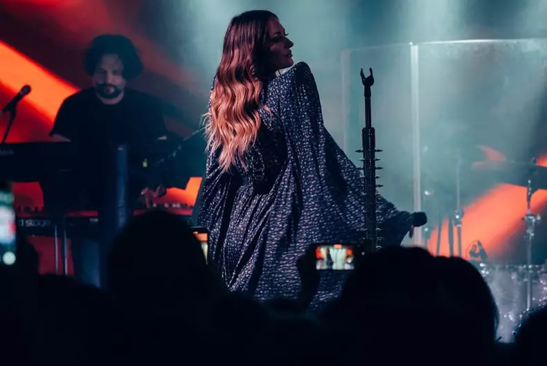 Delia, imbracata in rochie la concertul ei (3)
