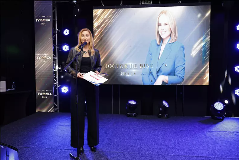 Unul dintre membrii echipei Doctor de bine, pe scena Premiilor TVmania 2024