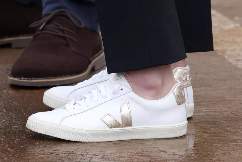Kate Middleton și Meghan Markle poartă aceeași marcă de adidași. Cât costă o pereche