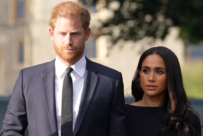 Prințul Harry „e disperat și se agață de Meghan Markle ca o plută de salvare”. De unde vin noile declarații explozive