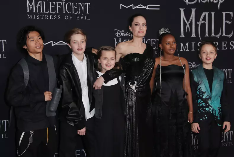 (de la stânga) Pax Jolie Pitt, Shiloh Jolie Pitt, Vivienne Jolie Pitt, Angelina Jolie, Zahara Jolie Pitt and Knox Jolie Pitt