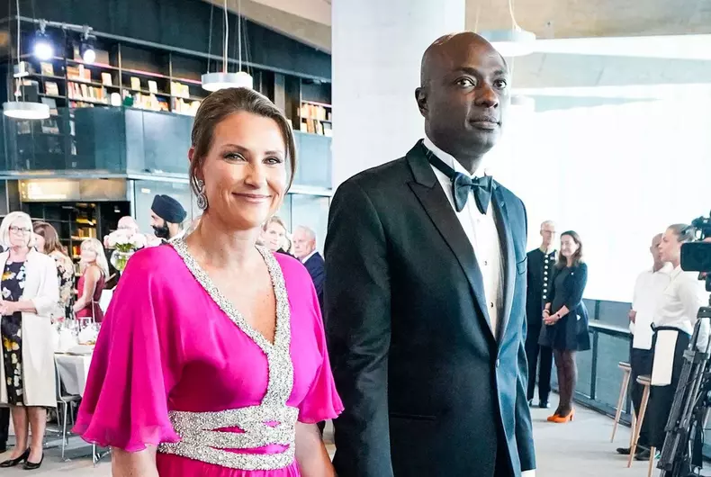 printesa-martha-louise-a-norvegiei-a-renuntat-la-indatoririle-regale4-copy