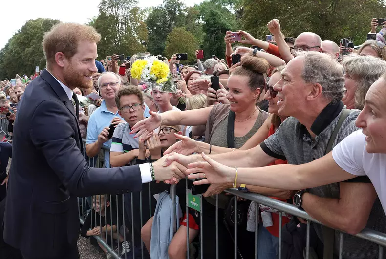 Ce a spus Prințul Harry unei mulțimi de oameni despre Regina Elisabeta a II-a