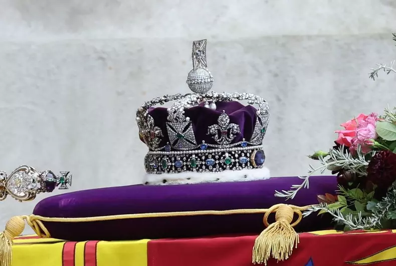 Începe lupta pentru „cel mai mare diamant din lume”. Cine vrea să pună mâna pe bijuteria de pe sceptrul reginei Elisabeta