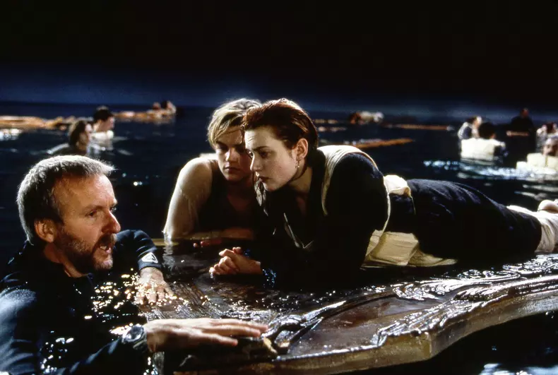 Gata cu zvonurile! James Cameron vrea să afle dacă Jack Dawson ar fi avut loc lângă Rose pe ușa care plutea