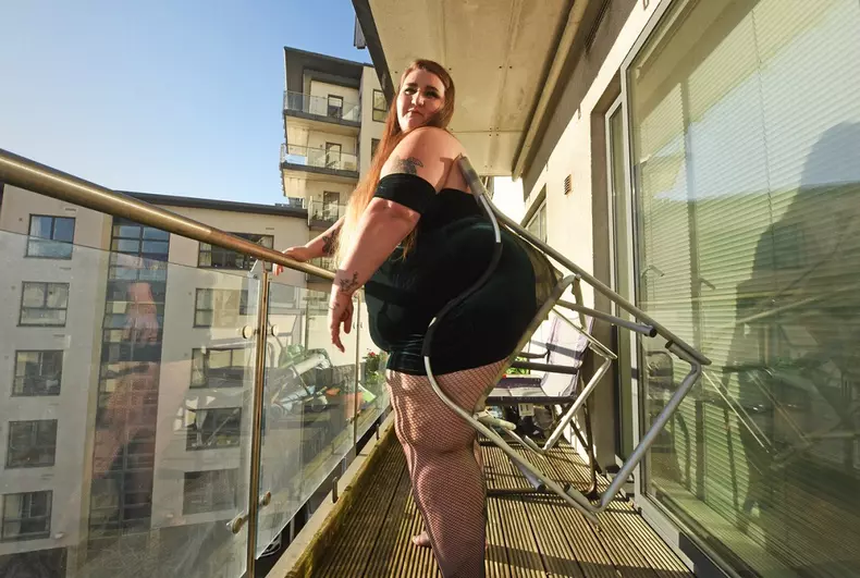 O femeie de 220 kg câștigă lunar 1.500 lire sterline din materiale video