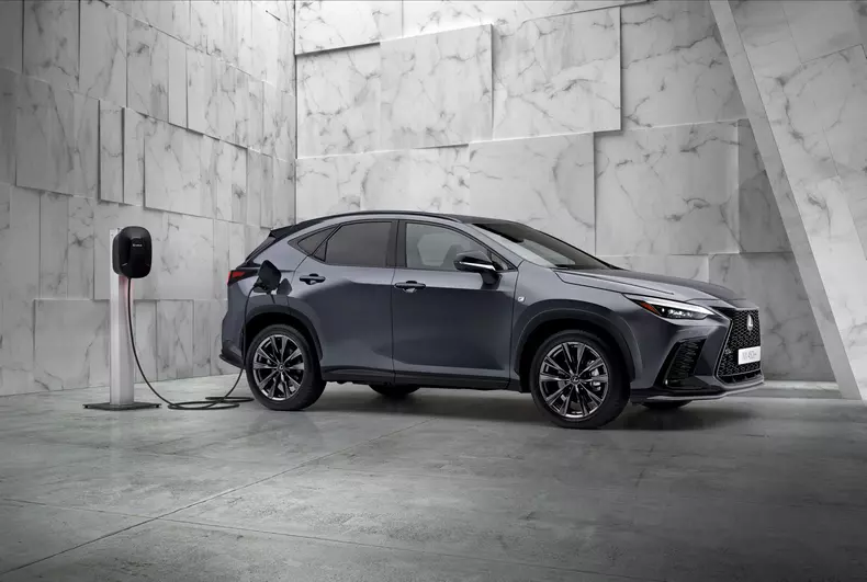 Lexus NX 350h si Lexus NX450h+ 17