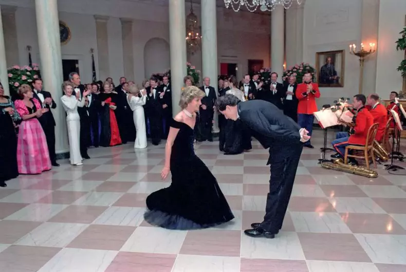 „Travolta's Dress“ – creația designerului Victor Edelstein, din catifea de culoare albastru închis, purtată de Diana la dineul oficial găzduit de Casa Albă în 1985, la care Prințesa a dansat cu John Travolta.