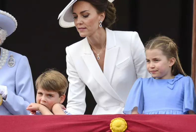 Kate Middleton n-a reușit să îl stăpânească pe Prințul Louis. Micuțul a furat din nou spectacolul la Jubileul de Platină