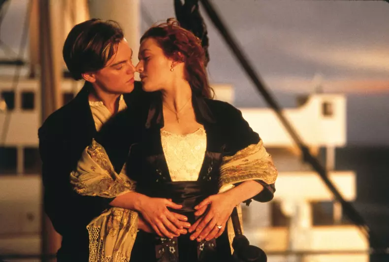 Gata cu zvonurile! James Cameron vrea să afle dacă Jack Dawson ar fi avut loc lângă Rose pe ușa care plutea