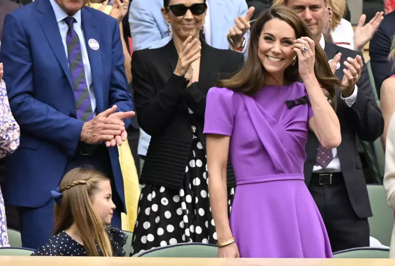 Catherine (Kate) Middleton, princesse de Galles, avec sa fille la princesse Charlotte de Galles, en tribunes au tournoi de tennis de Wimbledon à Londres