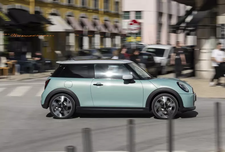 P90542412_highRes_mini-cooper-s-04-202