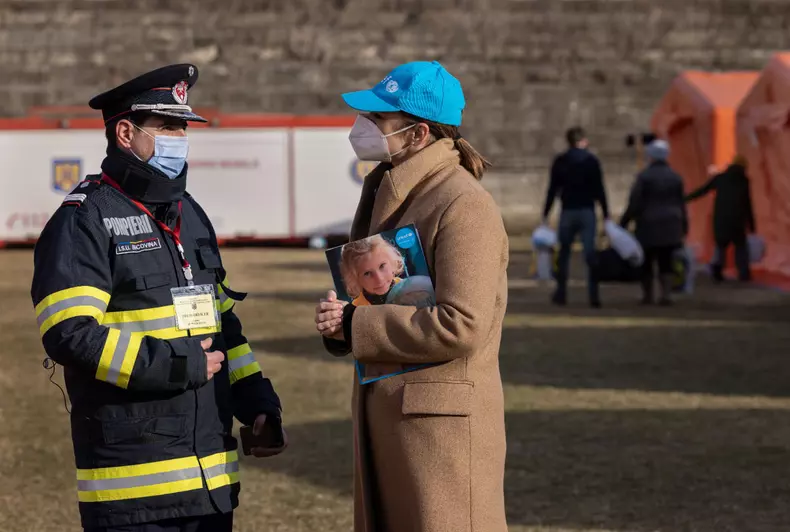 Andreea Marin alaturi de copii ucraineni