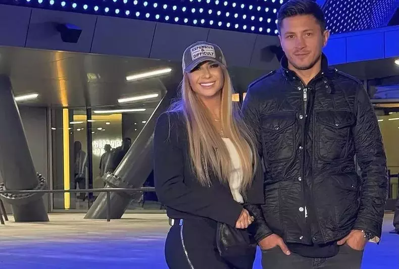 0a936e85-9244-4bfa-babd-7885a60bc8f6-1