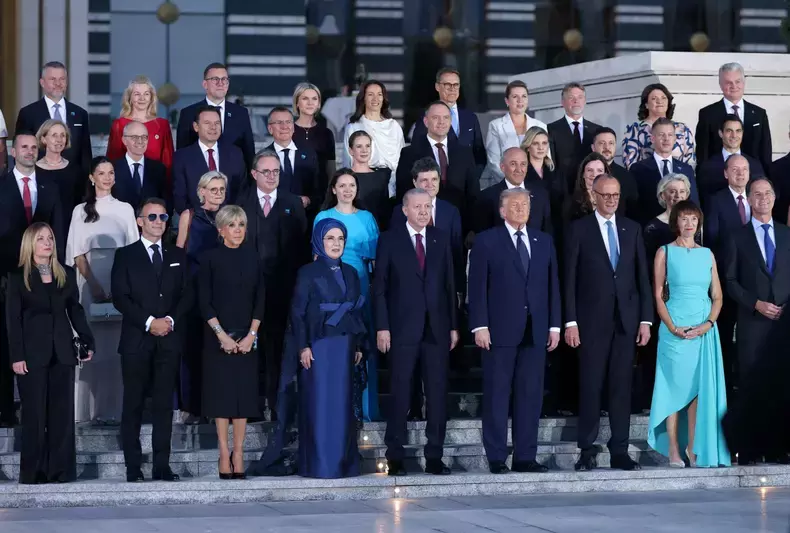 unde-au-stat-nicusor-dan-si-mirabela-gradinaru-la-poza-de-grup-cu-liderii-nato-facuta-la-ankara-3