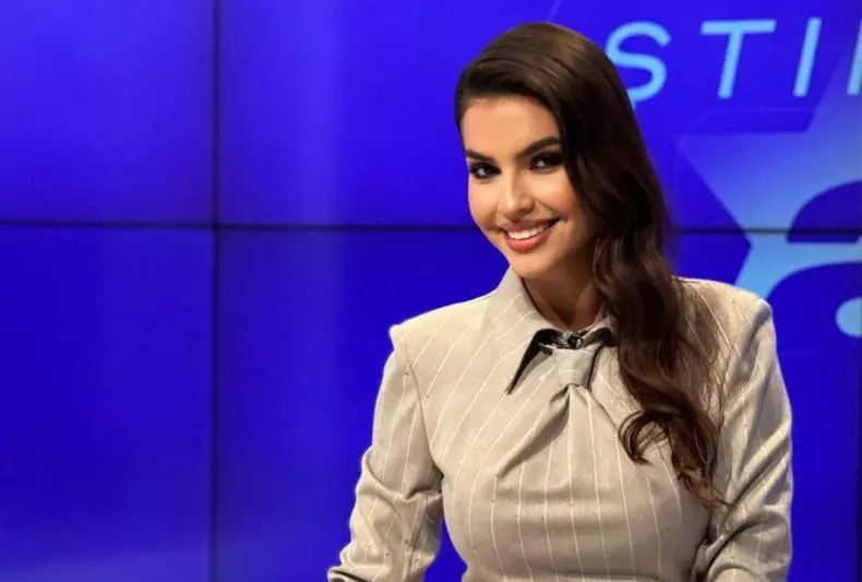 Sandra Mutu la pupitrul Stirilor Antena Stars