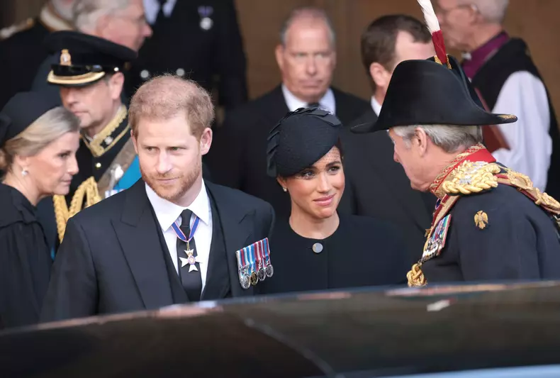 De ce vor Prințul Harry și Meghan Markle să amâne lansarea serialului lor de pe Netflix. Decizia luată după moartea reginei