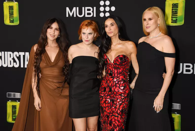 Demi Moore, cu cele trei fiice pe covorul roșu 