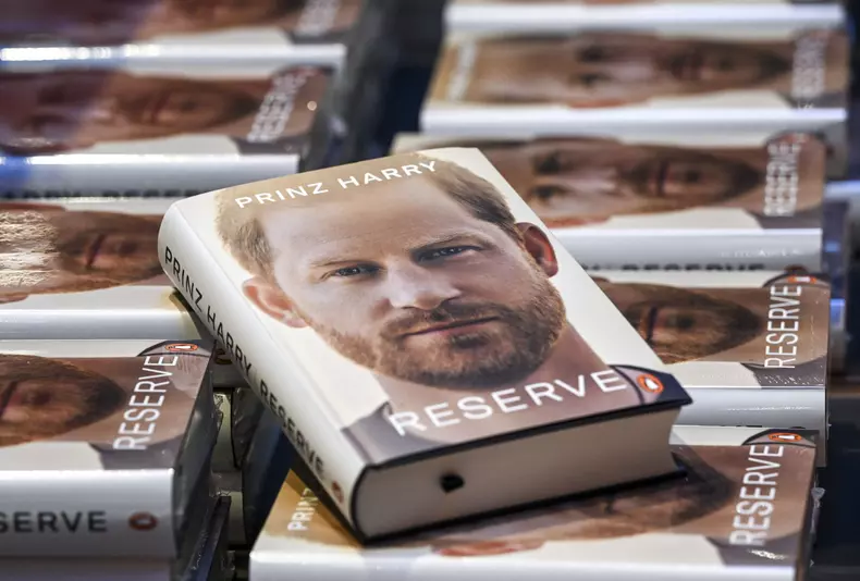 Credibilitatea Prințului Harry, pusă sub semnul întrebării. Ce erori au fost descoperite în cartea sa de memorii, „Rezervă”