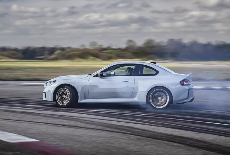 P90600857_highRes_the-new-bmw-m2-cs