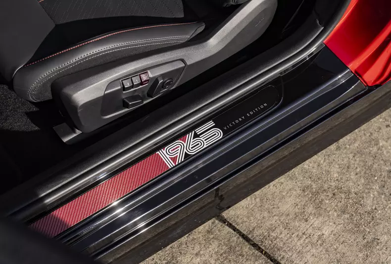 P90625071_highRes_mini-jcw-1965-victor