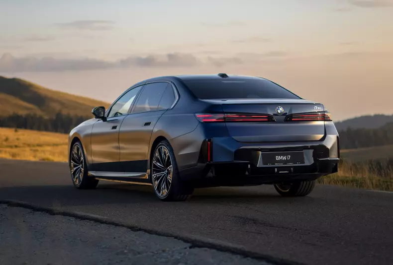 P90656337_highRes_bmw-7-series-present