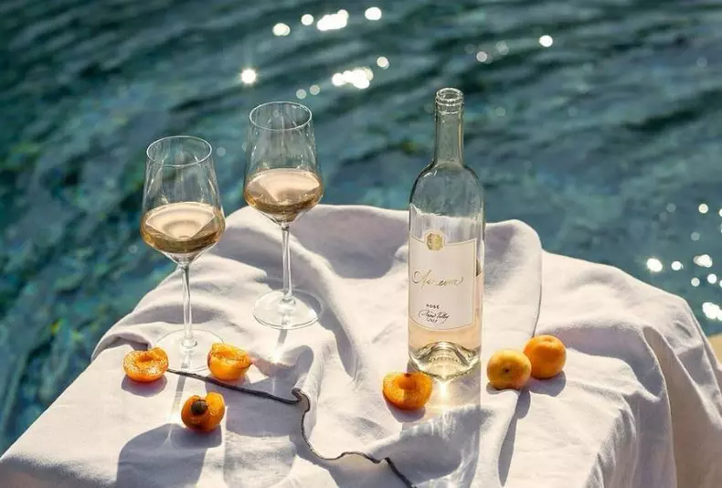 Meghan isi lanseaza propriul vin pe 1 iulie