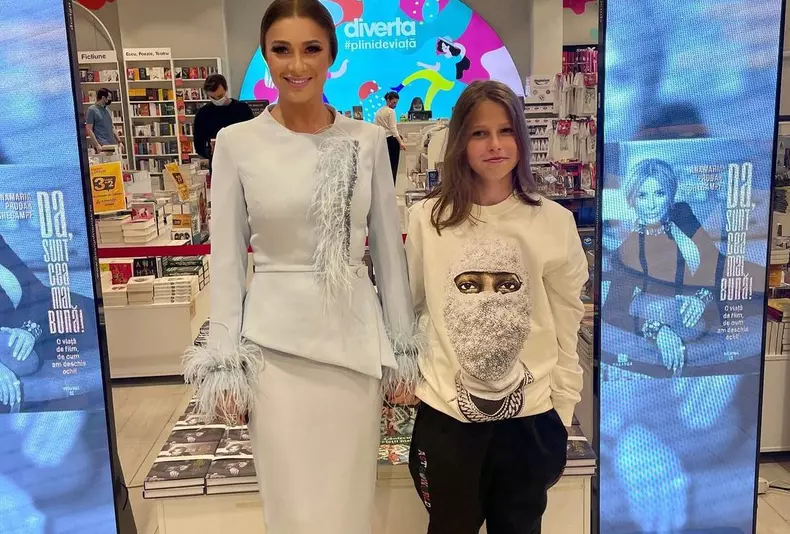 Anamaria-Prodan-cu-fiul-ei-si-al-lui-Reghecampf-la-lansarea-noilor-ei-carti-6