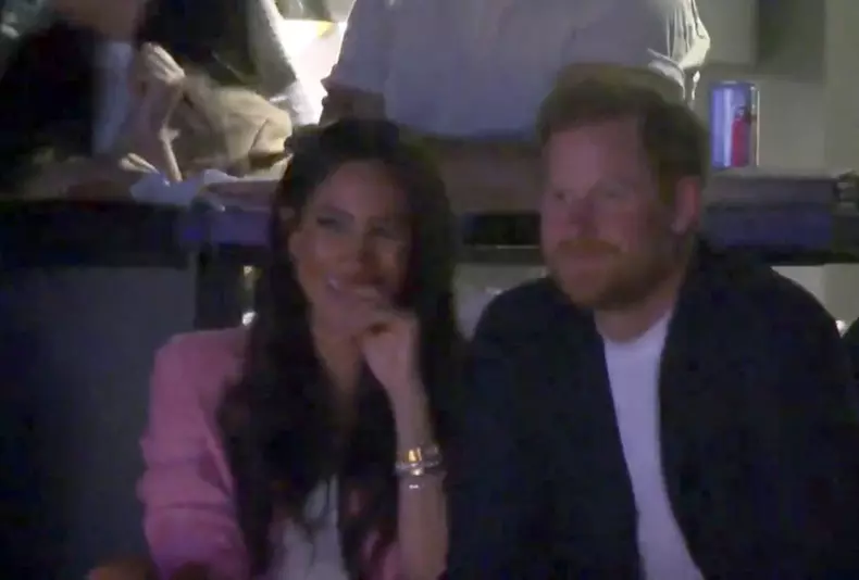 Meghan Markle refuse un baiser au prince Harry, lors de la traditionnelle "Kiss Cam" au match des Lakers à la Crypto.com Arena à Los Angeles