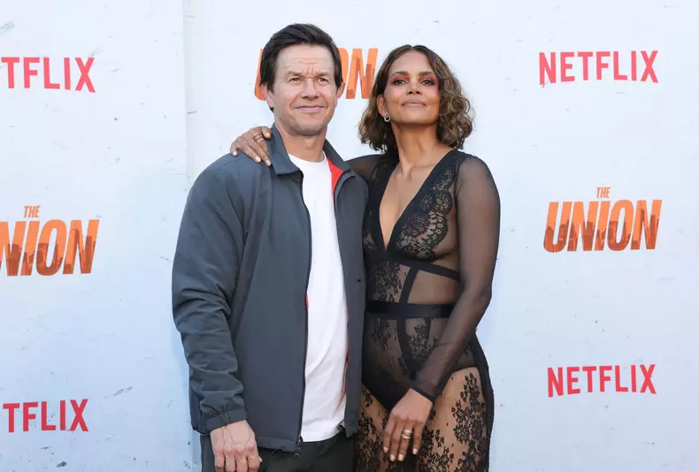 Halle Berry, cu lenjeria la vedere la premiera „The Union” 