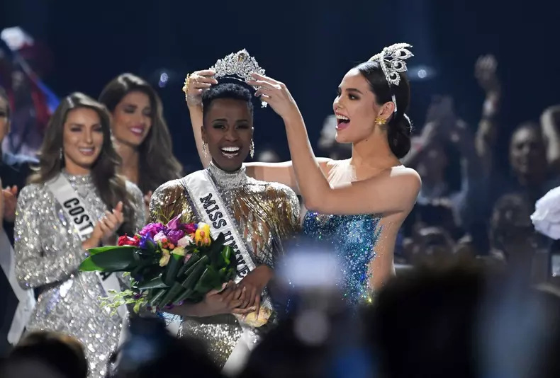 Zozibini Tunzi, Miss Africa de Sud, a fost aleasă Miss Univers 2019.