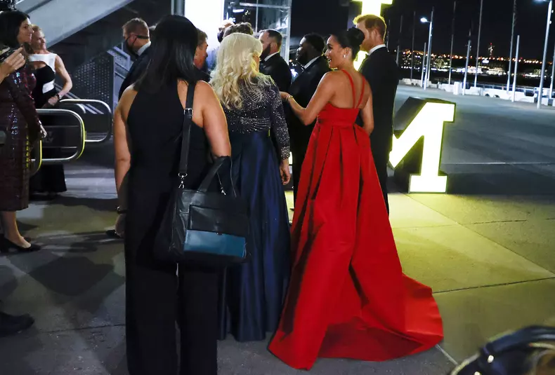 Meghan-Markle-a-furat-toate-privirile-in-rochia-rosie-superba-purtata-la-Gala-Salute-to-Freedom-din-New-York-1