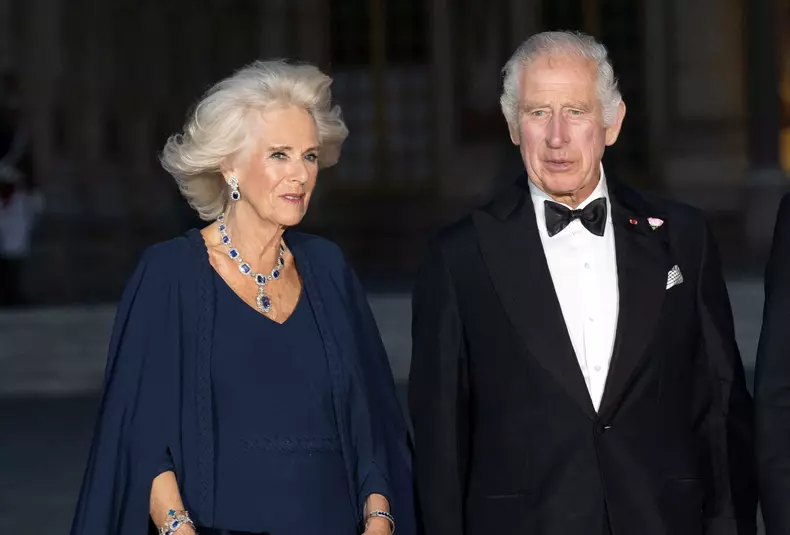 Regele Charles, discurs în onoarea părinților lui, la Palatul Versailles. Camilla a avut o apariție strălucitoare