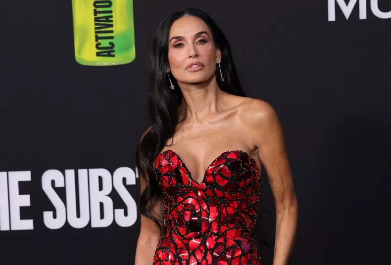 Demi Moore, cu cele trei fiice pe covorul roșu 