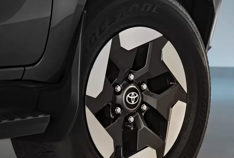 2025toyotahiluxbevext01