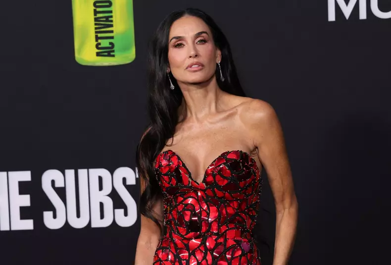 Demi Moore, cu cele trei fiice pe covorul roșu 